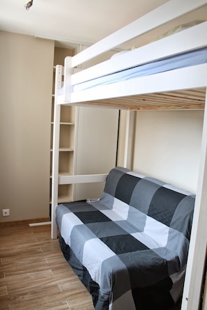 2 bedrooms, iron/ironing board, WiFi, bed sheets - 3-room flat, Saint-Louis district, views of the potager de Roi vegetable garden (Versailles)