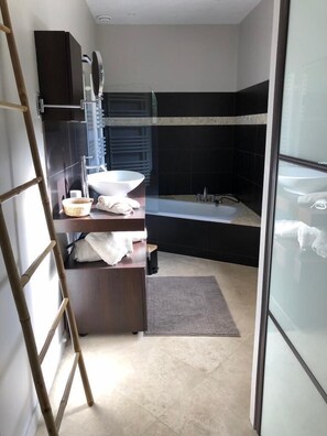 Bathtub, hair dryer, towels, toilet paper
