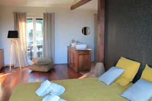 3 bedrooms, iron/ironing board, WiFi, bed sheets - PANORAMIC VIEW over the Gulf of Saint-Florent with heated swimming pool (Saint-Florent)