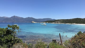 Plage à proximité, chaises longues