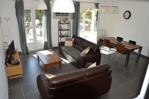 Una televisión, libros