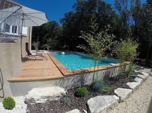 Zuidelijke Ardèche, privé zwembad op een groot omheind bomenrijk terrein, rustig