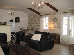 TV, DVD-spiller, bøker og kontorer