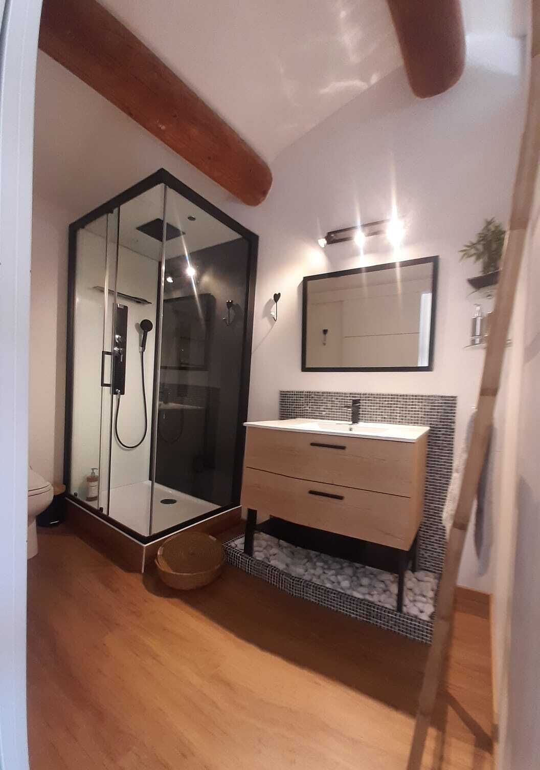 Douche, sèche-cheveux, serviettes fournies, papier toilette