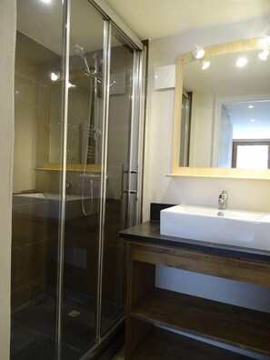 Douche, sèche-cheveux