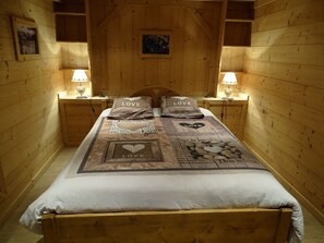 2 chambres, fer et planche à repasser, lit de bébé portatif