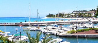 Bienvenue location offers this T4 Duplex on the beach of Roches Noires sea view