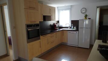 Een koelkast, een microgolfoven, een oven, een kookplaat