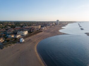 An aerial view of a coastal area with a beach, buildings, and a clear sky. - Air-conditioned holiday house for 6, terrace, parking, 5 min walk to beach (Valras-Plage)