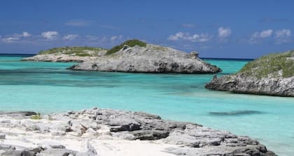 #1 Reviewed Pristine Private Beachfront Villa, Full Laundry & Kitchen, WiFi, A/C