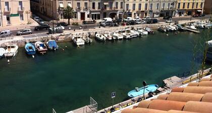 Contemporary bright apartment on Quai Royal with large terrace Sèt