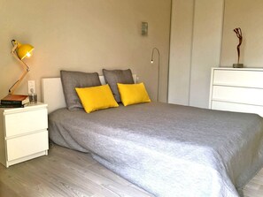 2 makuuhuonetta, silitysrauta/-lauta, vauvan matkasänky, ilmainen Wi-Fi