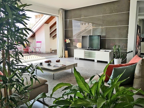 Contemporary bright apartment on Quai Royal with large terrace Sèt