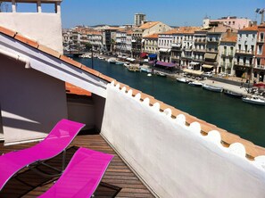 A balcony with a view of a marina and buildings. - Contemporary bright apartment on Quai Royal with large terrace Sèt (Sète)