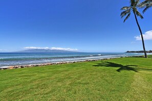 Na praia, espreguiçadeiras, toalhas de praia 