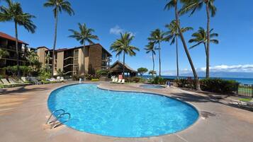 Een buitenzwembad, een verwarmd zwembad