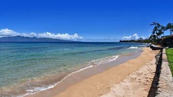 Aan het strand, ligstoelen aan het strand, strandlakens
