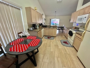 冷蔵庫、電子レンジ、オーブン、コ�ンロ