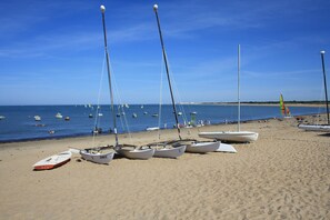 Plage à proximité, chaises longues