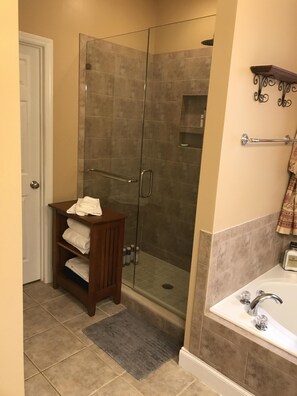 Secadora de cabello, toallas, jabón, papel de baño 