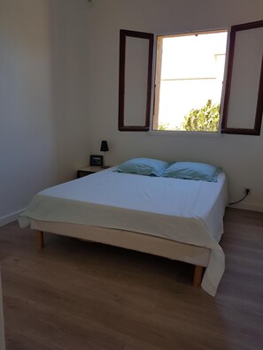 3 bedrooms, desk, iron/ironing board, travel cot - Air-conditioned house with sea view, 80 metres from the beach (Lumio)