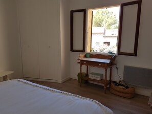 3 bedrooms, desk, iron/ironing board, travel cot