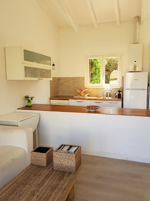 Réfrigérateur, four à micro-ondes, un four, surface de cuisson