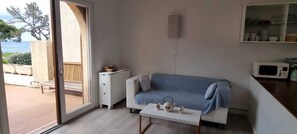 Fernseher, DVD-Player, Bücher, Videothek