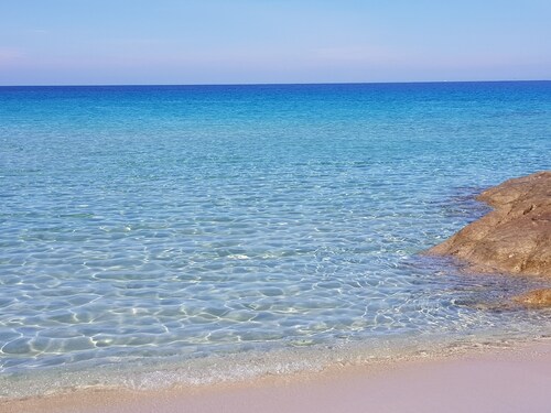 Air-conditioned house with sea view, 80 metres from the beach