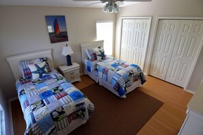 4 bedrooms, iron/ironing board, travel cot, WiFi - Beachfront Condo With Panoramic Views of the Gulf Plus Beach Gear, Grill & Wifi (Indian Rocks Beach)