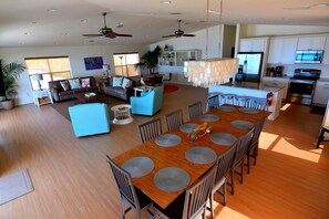 Smart TV, DVD player, books - Beachfront Condo With Panoramic Views of the Gulf Plus Beach Gear, Grill & Wifi (Indian Rocks Beach)