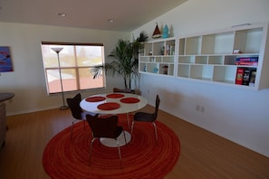 Dining - Beachfront Condo With Panoramic Views of the Gulf Plus Beach Gear, Grill & Wifi (Indian Rocks Beach)