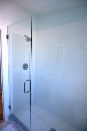 Ensemble douche/baignoire, sèche-cheveux, serviettes fournies
