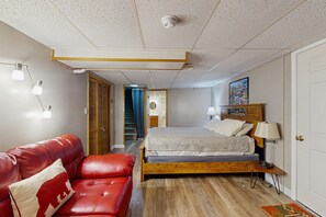 3 bedrooms, iron/ironing board, internet, bed sheets
