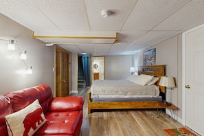 3 bedrooms, iron/ironing board, internet, bed sheets