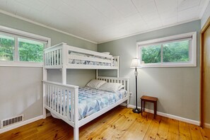 3 bedrooms, iron/ironing board, Internet, bed sheets