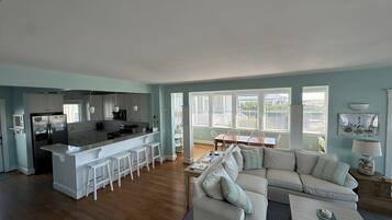 Smart TV, reproductor de DVD, libros y videoteca