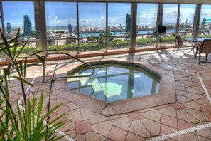 Innendørsbasseng og et oppvarmet basseng