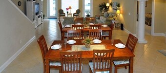 This is it! Spacious Luxury 8 Bedroom Villa, Pool, Hs Internet