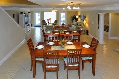 This is it! Spacious Luxury 8 Bedroom Villa, Pool, Hs Internet