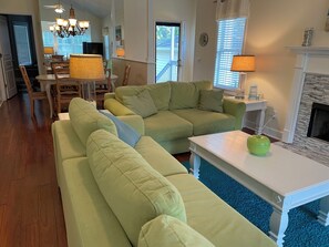 Flat-screen TV, DVD player, books - Hilton Head Paradise: 3BR/3BA, Close to Westin, Beach, Tennis & Golf (Hilton Head Island)