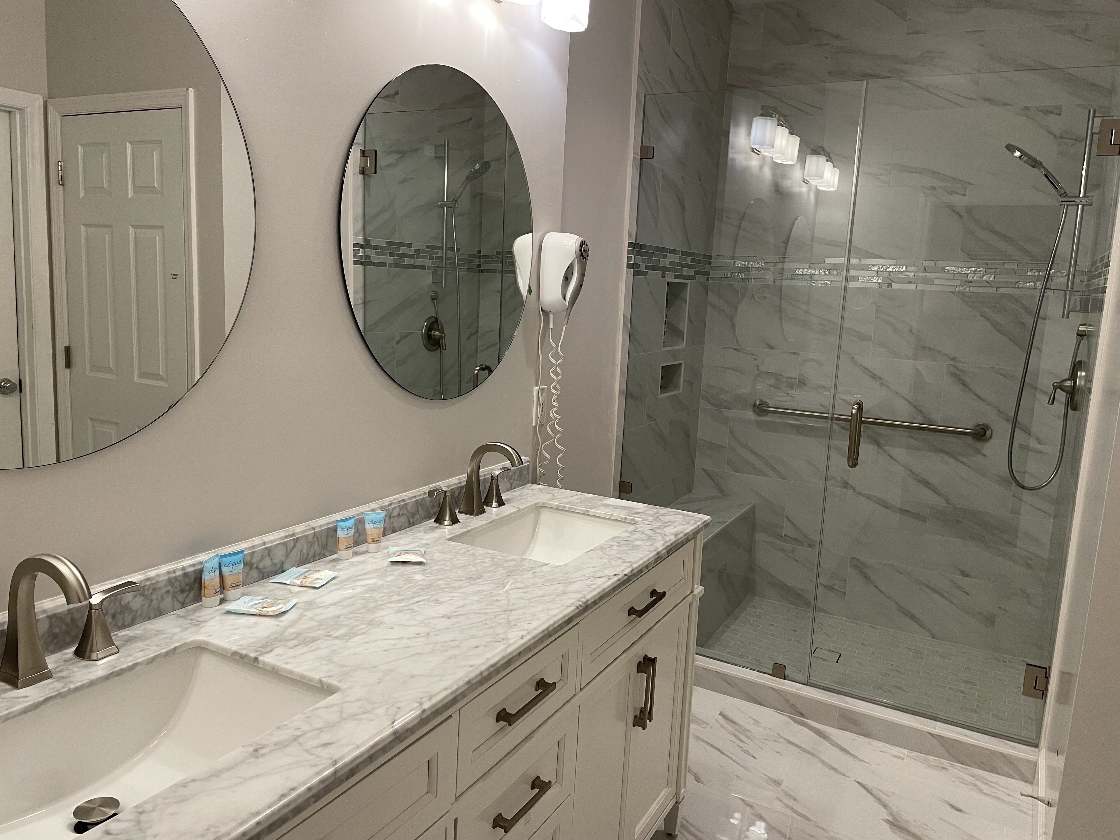 Combined shower/bathtub, hair dryer, towels
