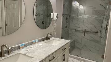 Combined shower/bathtub, hair dryer, towels