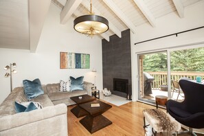 TV connectée, cheminée, livres