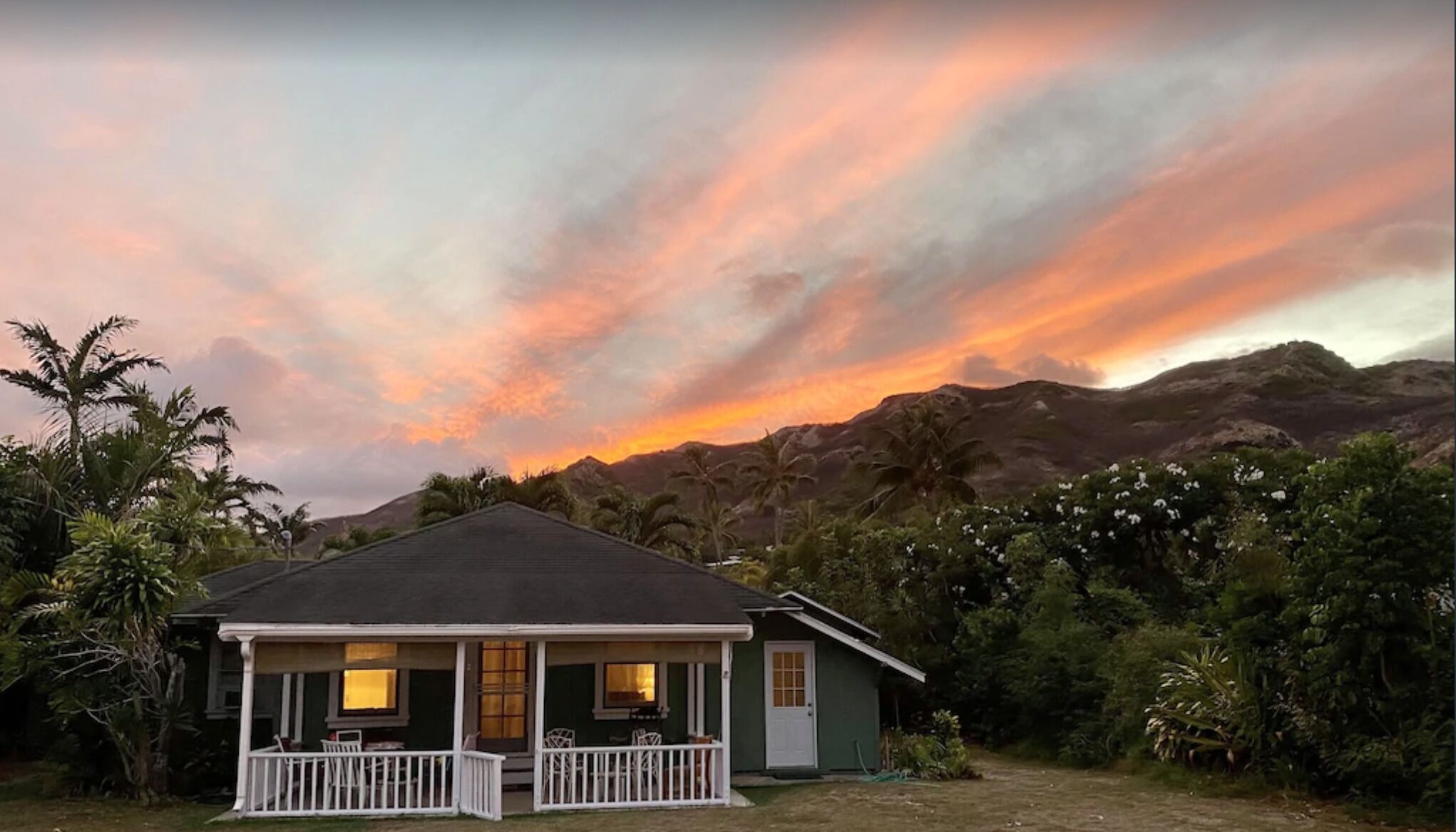 Sweet Vintage Hawaiian Cottage and Guest House! Great deal in beautiful Lanikai!