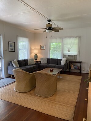 Télévision, livres, médiathèque, chaîne hi-fi