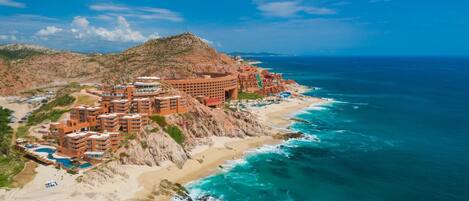 Ubicación cercana a la playa, tumbonas y toallas de playa
