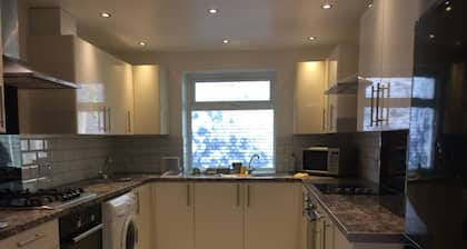 The White House 7 DOUBLE BED HOUSE FULLY-EQUIPPED