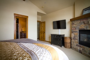 3 bedrooms, iron/ironing board, travel crib, free WiFi