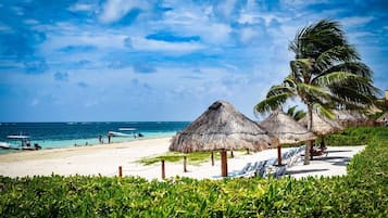 Tæt på stranden, liggestole, badehåndklæder